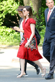 Anne Hathaway feet photo thumbnail