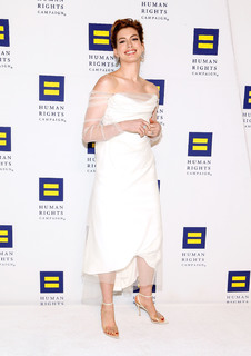 Anne Hathaway feet photo thumbnail