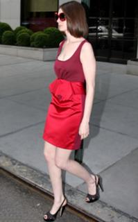 Anne Hathaway feet photo thumbnail