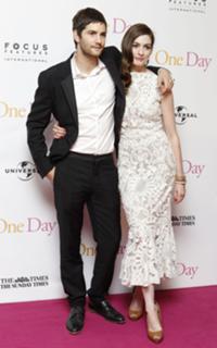 Anne Hathaway feet photo thumbnail