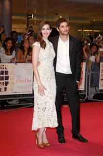Anne Hathaway feet photo thumbnail