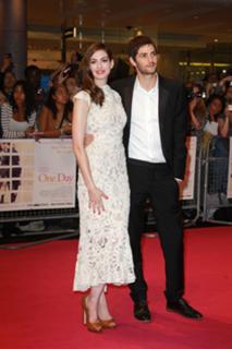 Anne Hathaway feet photo thumbnail