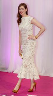 Anne Hathaway feet photo thumbnail