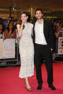 Anne Hathaway feet photo thumbnail
