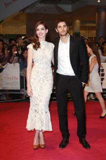 Anne Hathaway feet photo thumbnail
