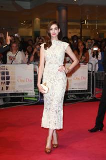 Anne Hathaway feet photo thumbnail