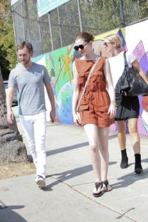 Anne Hathaway feet photo thumbnail