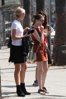 Anne Hathaway feet photo thumbnail