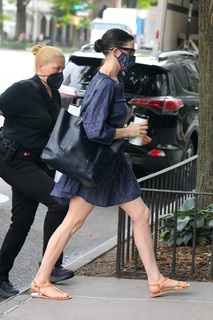 Anne Hathaway feet photo thumbnail