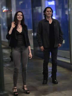 Anne Hathaway feet photo thumbnail