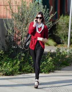 Anne Hathaway feet photo thumbnail