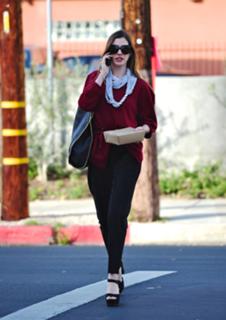 Anne Hathaway feet photo thumbnail