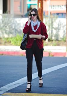 Anne Hathaway feet photo thumbnail