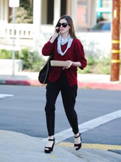 Anne Hathaway feet photo thumbnail