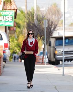 Anne Hathaway feet photo thumbnail
