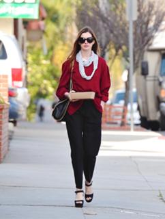 Anne Hathaway feet photo thumbnail