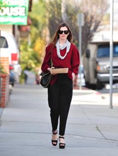 Anne Hathaway feet photo thumbnail