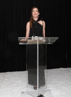 Anne Hathaway feet photo thumbnail