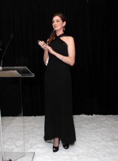 Anne Hathaway feet photo thumbnail