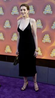 Anne Hathaway feet photo thumbnail