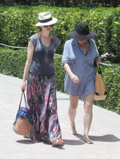 Anne Hathaway feet photo thumbnail