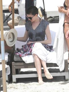 Anne Hathaway feet photo thumbnail