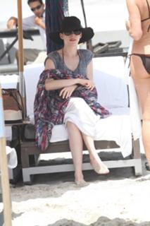 Anne Hathaway feet photo thumbnail