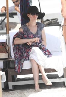 Anne Hathaway feet photo thumbnail