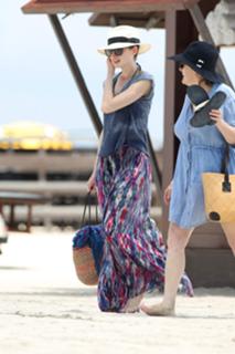 Anne Hathaway feet photo thumbnail