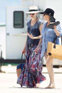 Anne Hathaway feet photo thumbnail