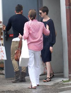 Anne Hathaway feet photo thumbnail