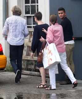 Anne Hathaway feet photo thumbnail