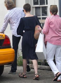 Anne Hathaway feet photo thumbnail