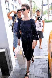 Anne Hathaway feet photo thumbnail