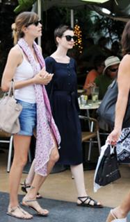 Anne Hathaway feet photo thumbnail