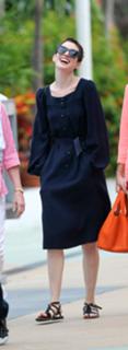 Anne Hathaway feet photo thumbnail