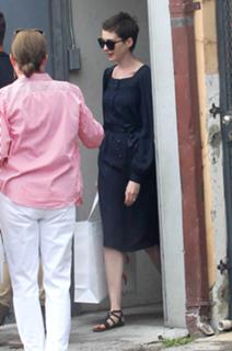 Anne Hathaway feet photo thumbnail