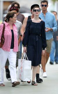 Anne Hathaway feet photo thumbnail