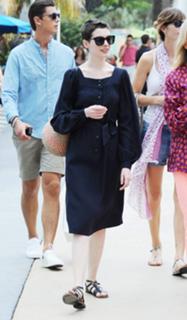 Anne Hathaway feet photo thumbnail