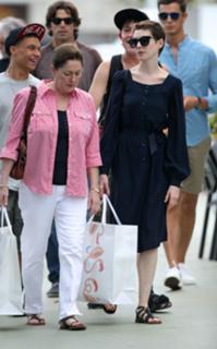 Anne Hathaway feet photo thumbnail