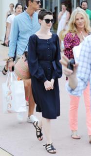 Anne Hathaway feet photo thumbnail