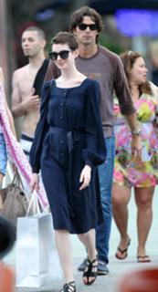 Anne Hathaway feet photo thumbnail