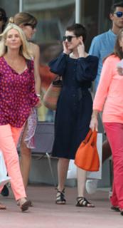 Anne Hathaway feet photo thumbnail