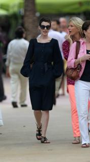 Anne Hathaway feet photo thumbnail