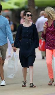 Anne Hathaway feet photo thumbnail