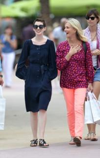 Anne Hathaway feet photo thumbnail