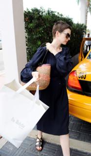 Anne Hathaway feet photo thumbnail