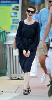 Anne Hathaway feet photo thumbnail