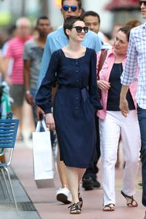 Anne Hathaway feet photo thumbnail