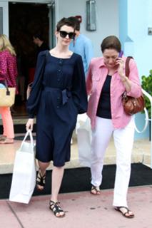 Anne Hathaway feet photo thumbnail